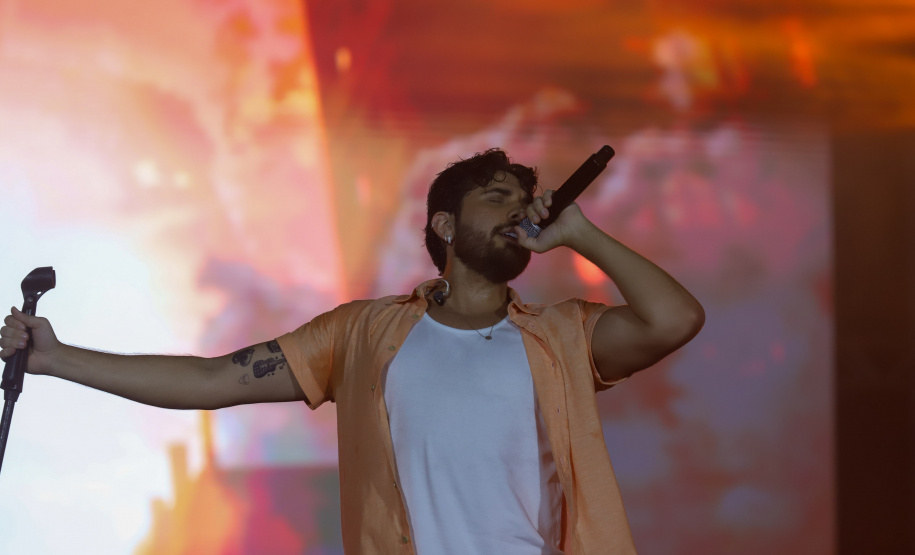 O cantor Gustavo Mioto durante a apresentacao do seu show dentro da programacao do Verao Maior Parana, em Matinhos