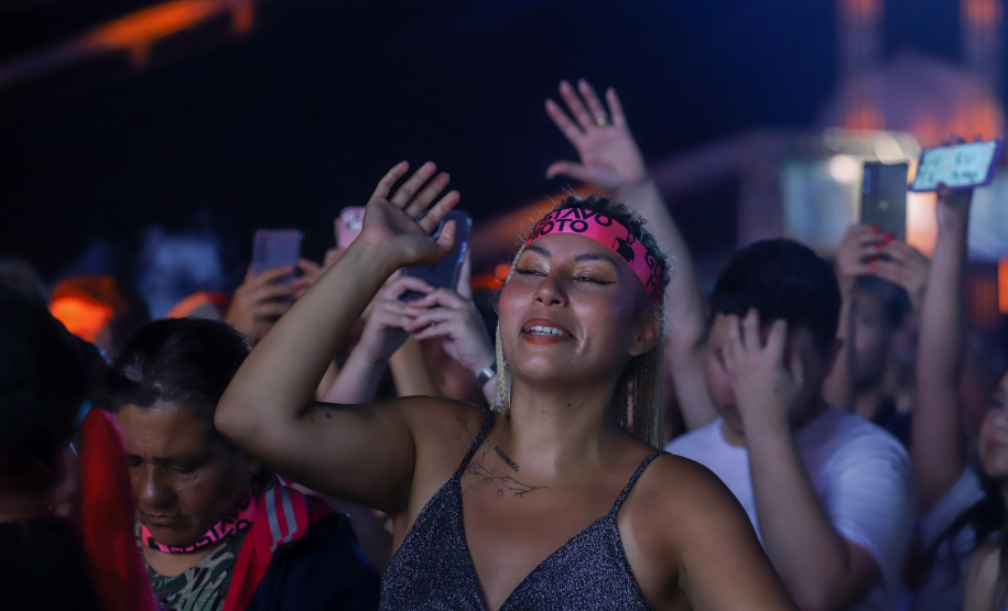 O cantor Gustavo Mioto durante a apresentacao do seu show dentro da programacao do Verao Maior Parana, em Matinhos