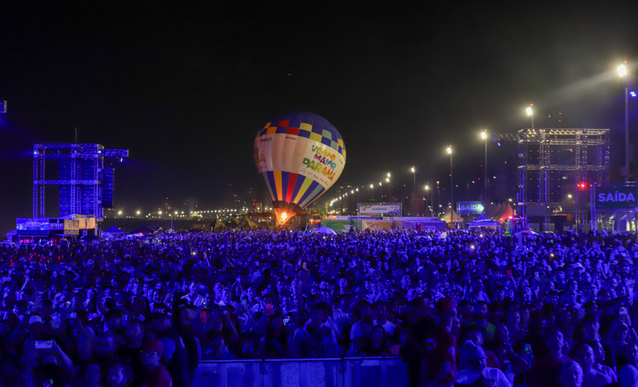 O cantor Gustavo Mioto durante a apresentacao do seu show dentro da programacao do Verao Maior Parana, em Matinhos