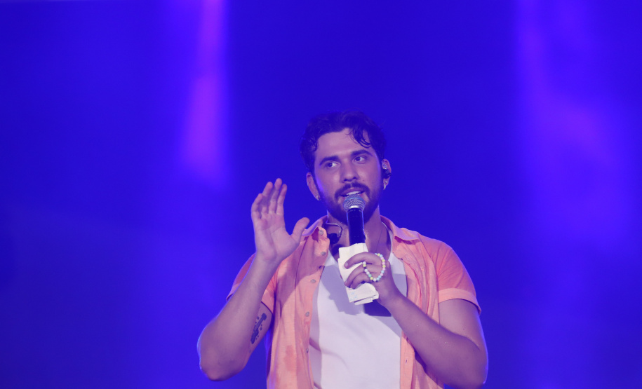 O cantor Gustavo Mioto durante a apresentacao do seu show dentro da programacao do Verao Maior Parana, em Matinhos