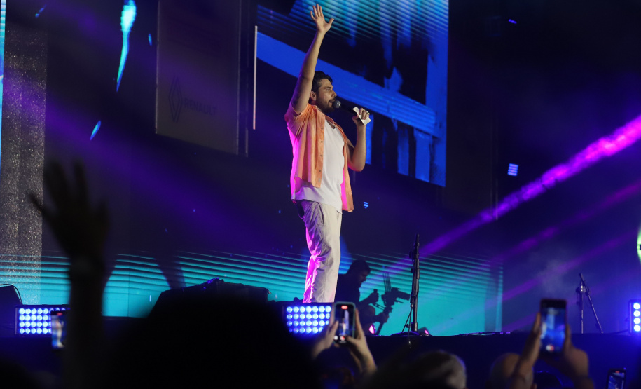 O cantor Gustavo Mioto durante a apresentacao do seu show dentro da programacao do Verao Maior Parana, em Matinhos