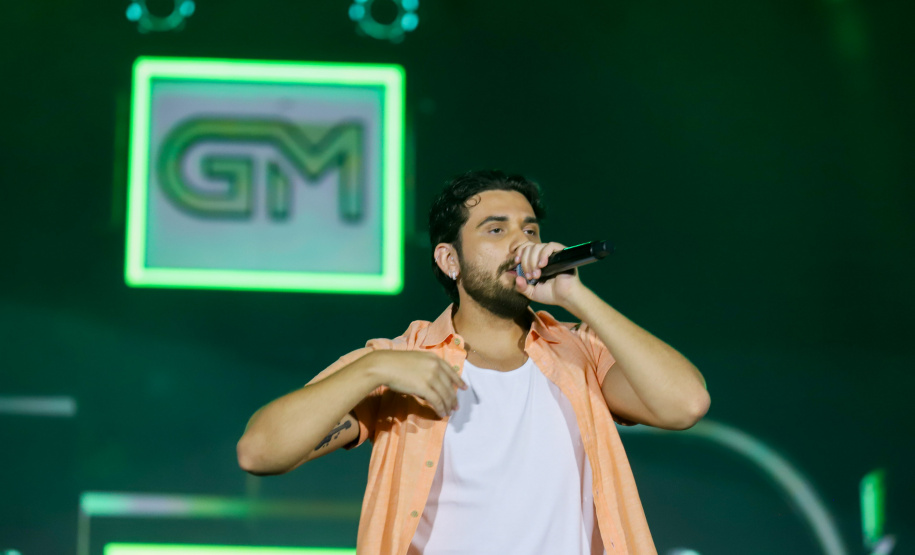 O cantor Gustavo Mioto durante a apresentacao do seu show dentro da programacao do Verao Maior Parana, em Matinhos