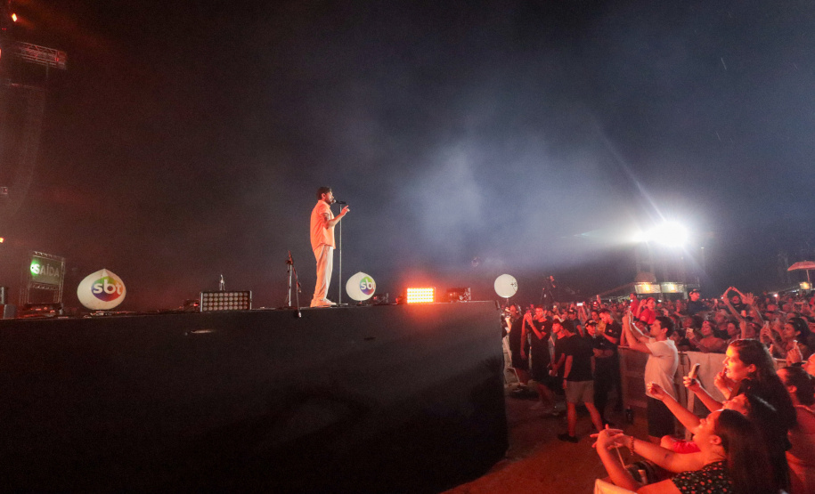 O cantor Gustavo Mioto durante a apresentacao do seu show dentro da programacao do Verao Maior Parana, em Matinhos