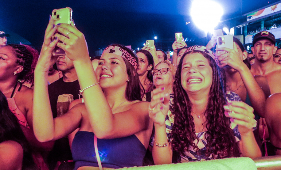 O cantor Gustavo Mioto durante a apresentacao do seu show dentro da programacao do Verao Maior Parana, em Matinhos