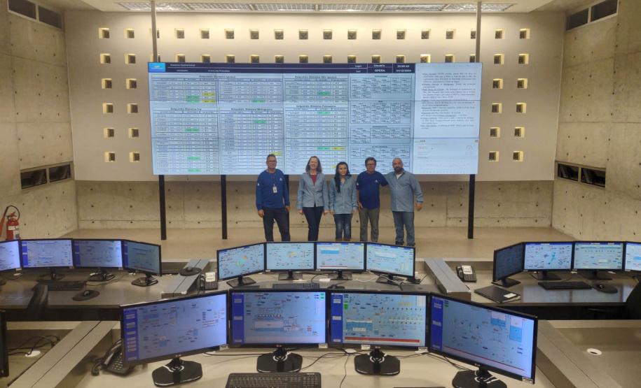 Empregados do saneamento comemoram fim do ano trabalhando