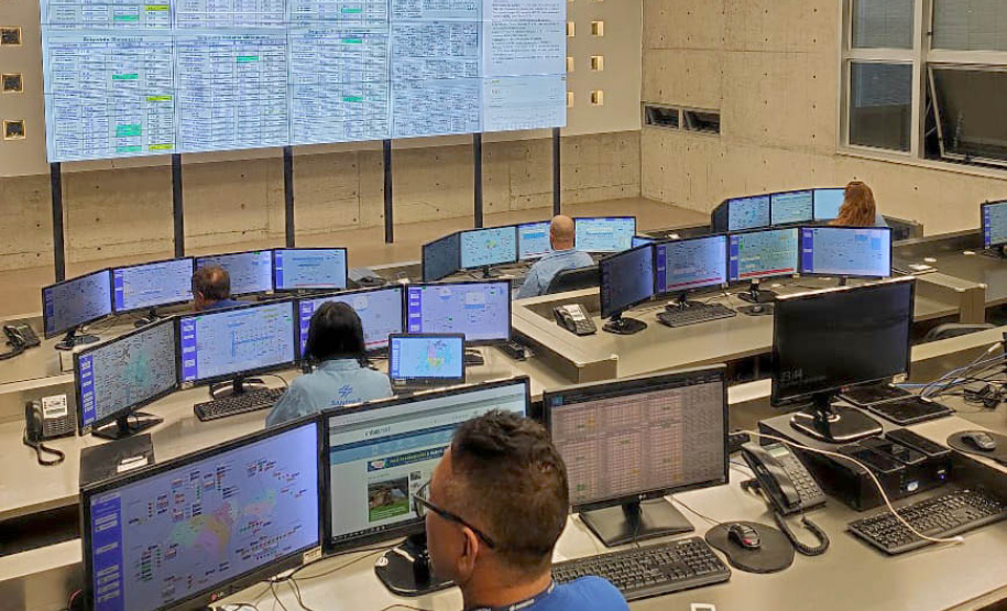 Empregados do saneamento comemoram fim do ano trabalhando