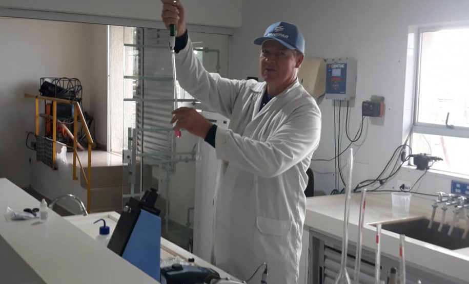 Empregados do saneamento comemoram fim do ano trabalhando