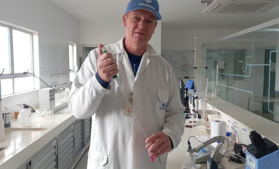 Empregados do saneamento comemoram fim do ano trabalhando