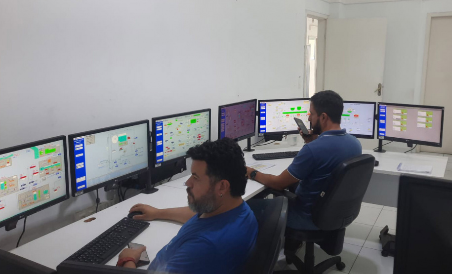 Empregados do saneamento comemoram fim do ano trabalhando