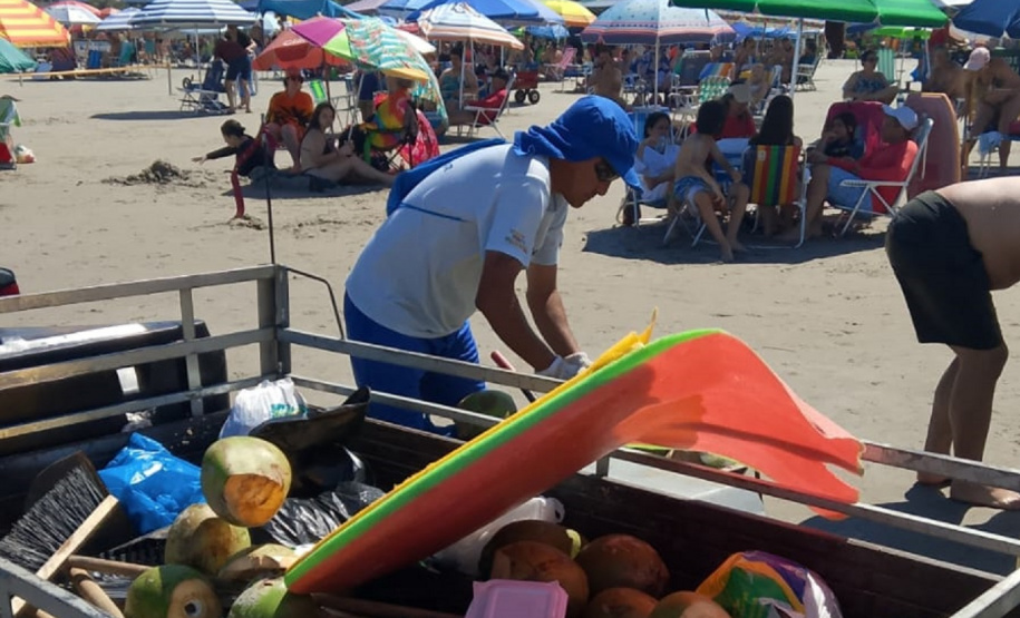 Sanepar recolhe mais de 48 toneladas de lixo no litoral do Estado em apenas 6 dias