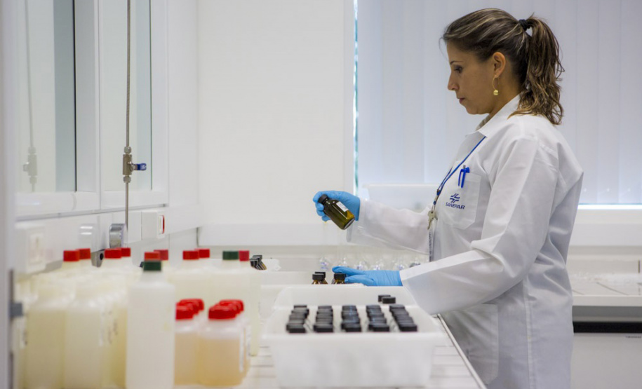 Sanepar realizadas mais de 600 mil análises da água por mês, desde a captação, saída das estações de tratamento e também nas redes de distribuição