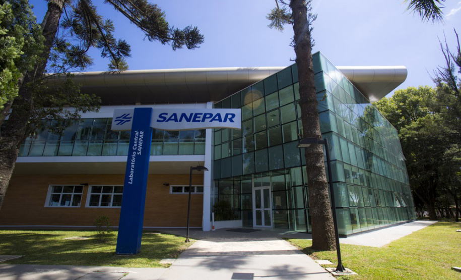 Sanepar realizadas mais de 600 mil análises da água por mês, desde a captação, saída das estações de tratamento e também nas redes de distribuição