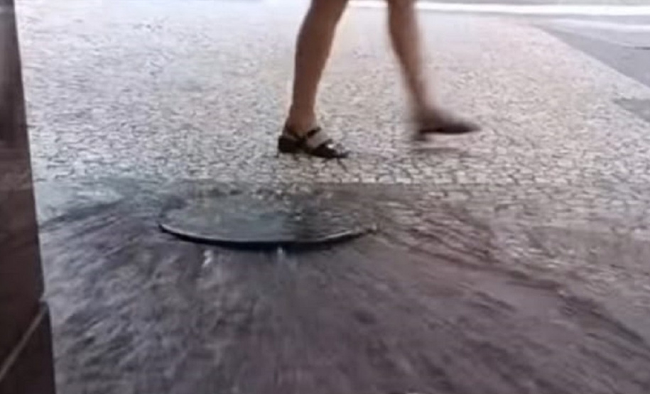 Água da chuva prejudica o sistema de coleta e tratamento de esgoto