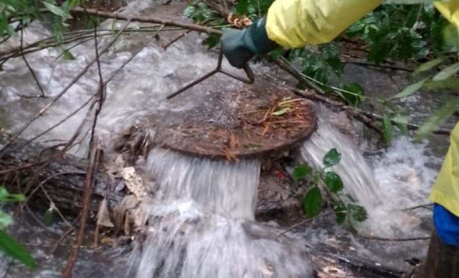 Água da chuva prejudica o sistema de coleta e tratamento de esgoto