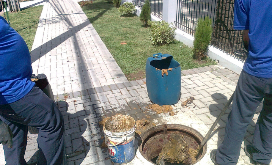 Água da chuva prejudica o sistema de coleta e tratamento de esgoto