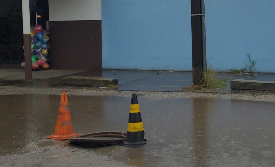 Água da chuva prejudica o sistema de coleta e tratamento de esgoto
