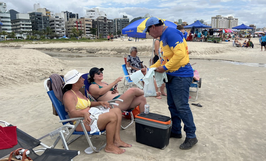 SANEPAR VOLUNTÁRIOS ORIENTAM DESCARTE CORRETO LIXO