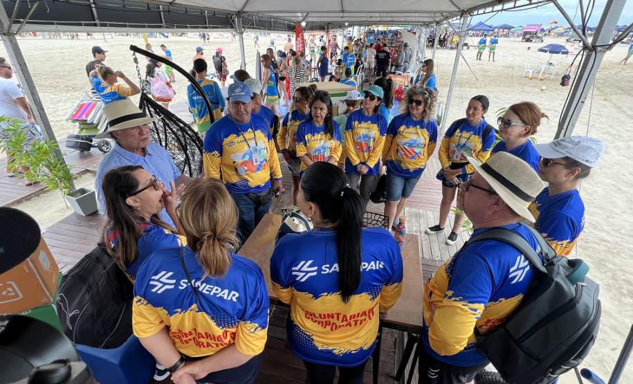 SANEPAR VOLUNTÁRIOS ORIENTAM DESCARTE CORRETO LIXO