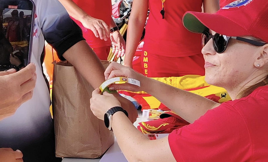 Forças de segurança distribuem pulseiras de identificação durante shows do Verão Maior Paraná