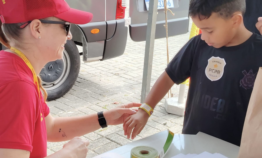 Forças de segurança distribuem pulseiras de identificação durante shows do Verão Maior Paraná