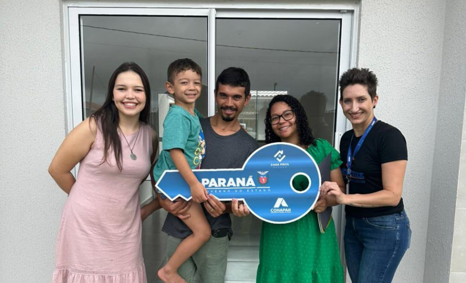 Mais 42 famílias de Campo Mourão recebem as chaves da casa própria com a ajuda do Governo do Estado