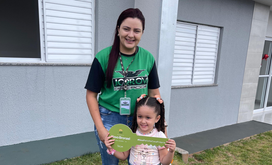 Mais 42 famílias de Campo Mourão recebem as chaves da casa própria com a ajuda do Governo do Estado