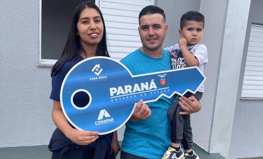 Mais 42 famílias de Campo Mourão recebem as chaves da casa própria com a ajuda do Governo do Estado