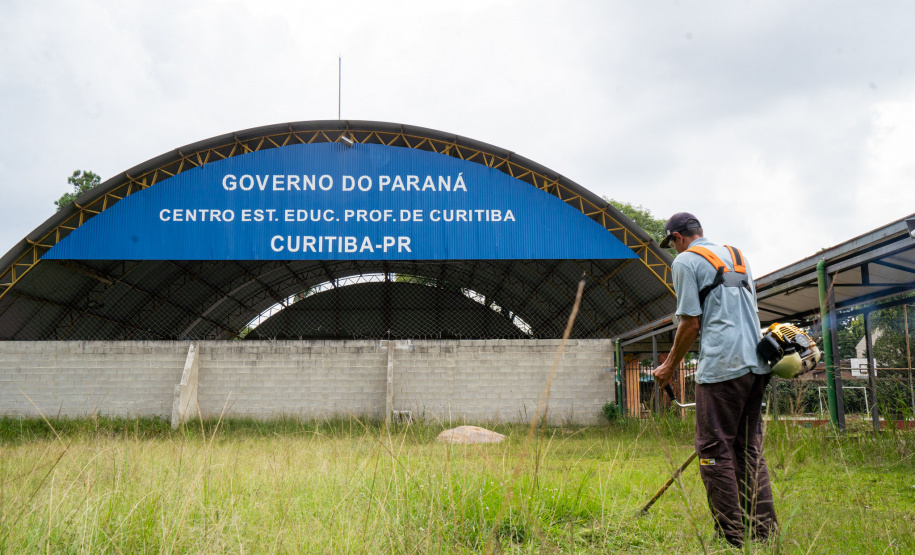 Limpeza, roçada e pintura: escolas estaduais se preparam para volta às aulas no Paraná