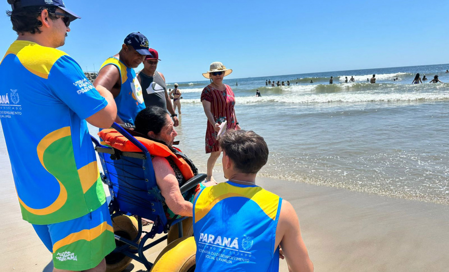 Mais de 300 pessoas já utilizaram cadeiras anfíbias no Verão Maior Paraná