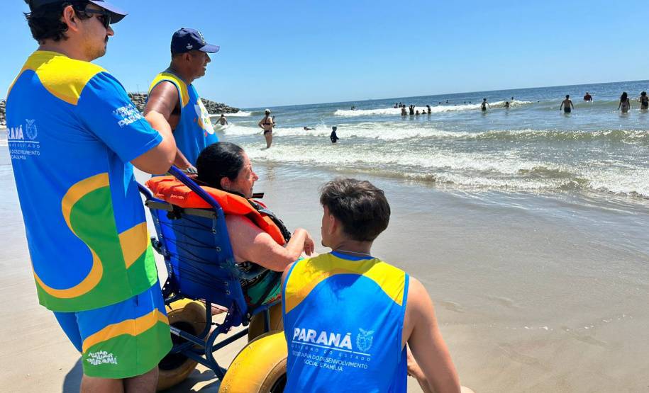 Mais de 300 pessoas já utilizaram cadeiras anfíbias no Verão Maior Paraná