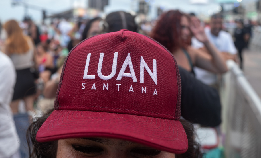 Matinhos, 31 de janeiro de 2025 - Fãs de Luan Santana chegam um dia antes do show em Caiobá.