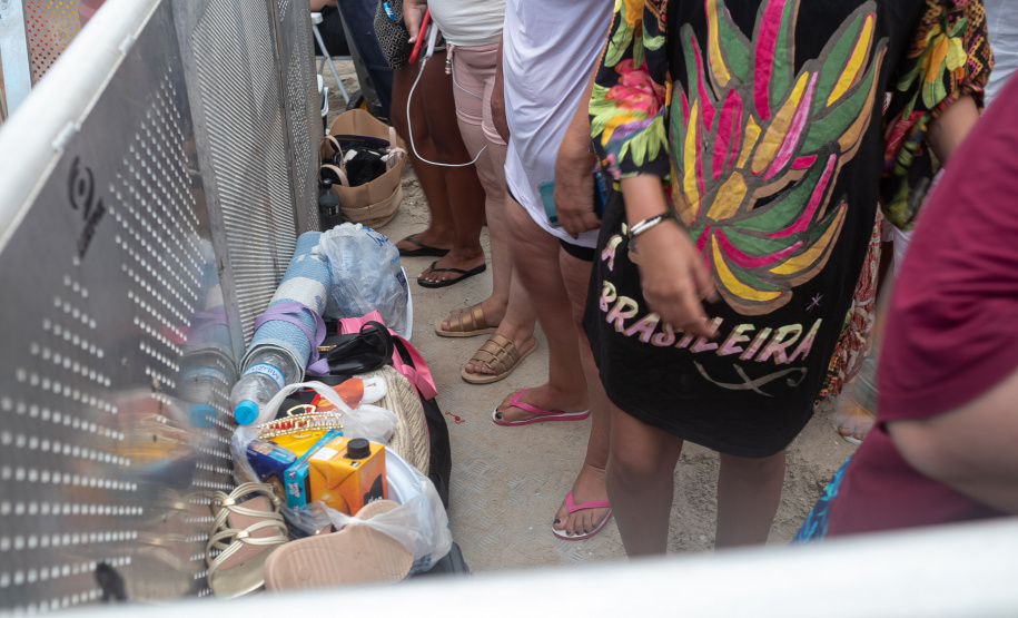 Matinhos, 31 de janeiro de 2025 - Fãs de Luan Santana chegam um dia antes do show em Caiobá.