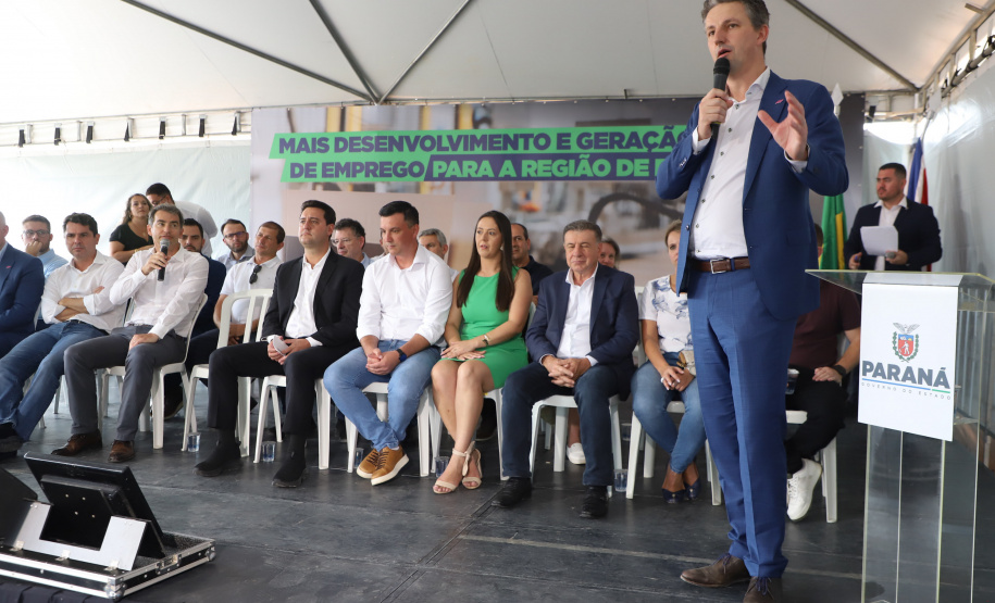 Empresa investe R$ 70 milhões em fábrica de pisos laminados na RMC