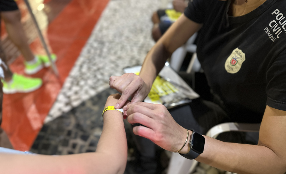Forças de segurança distribuem pulseiras de identificação durante shows do Verão Maior Paraná