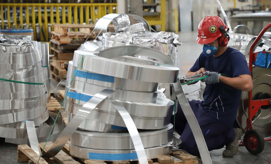 TRABALHADORES NA INDÚSTRIA