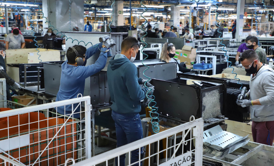 TRABALHADORES NA INDÚSTRIA