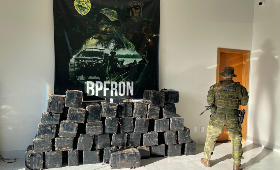Polícia Militar do Paraná apreende quase uma tonelada de maconha em Perobal-PR