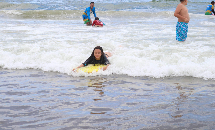 Veranistas podem fazer aulas gratuitas de bodyboarding em Matinhos e P