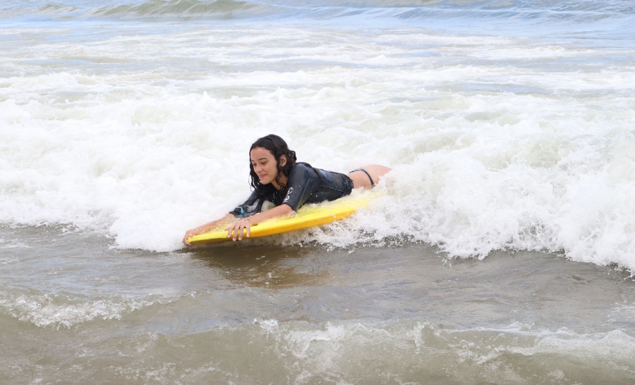 Veranistas podem fazer aulas gratuitas de bodyboarding em Matinhos e P