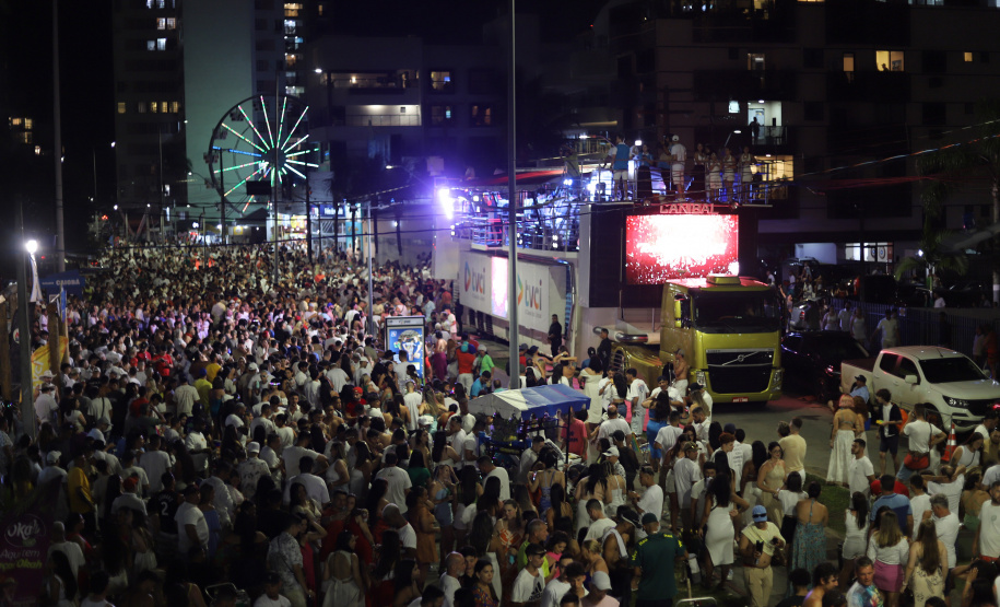 -Virada do ano reúne 1,1 milhão de pessoas nas praias do Litoral do Paraná