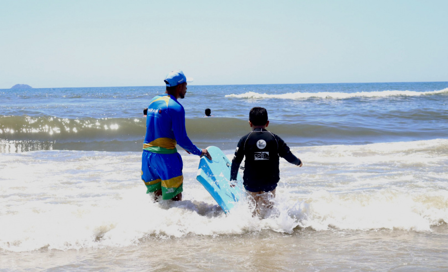 Veranistas podem fazer aulas gratuitas de bodyboarding em Matinhos e P