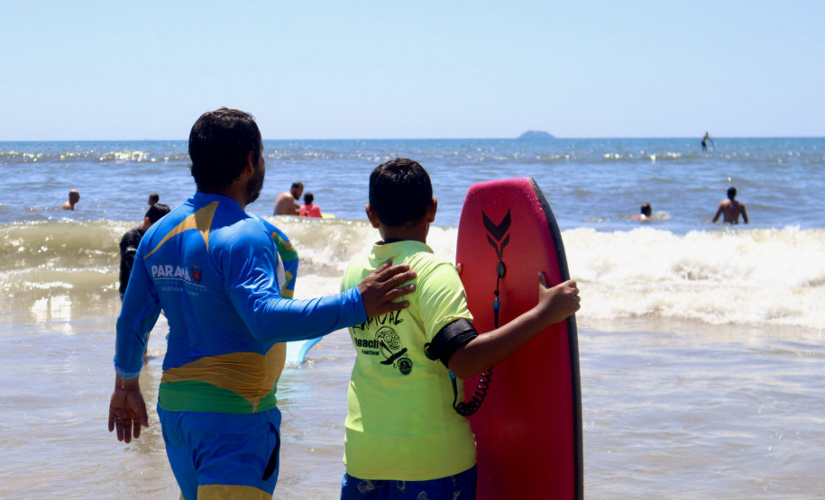 Veranistas podem fazer aulas gratuitas de bodyboarding em Matinhos e P