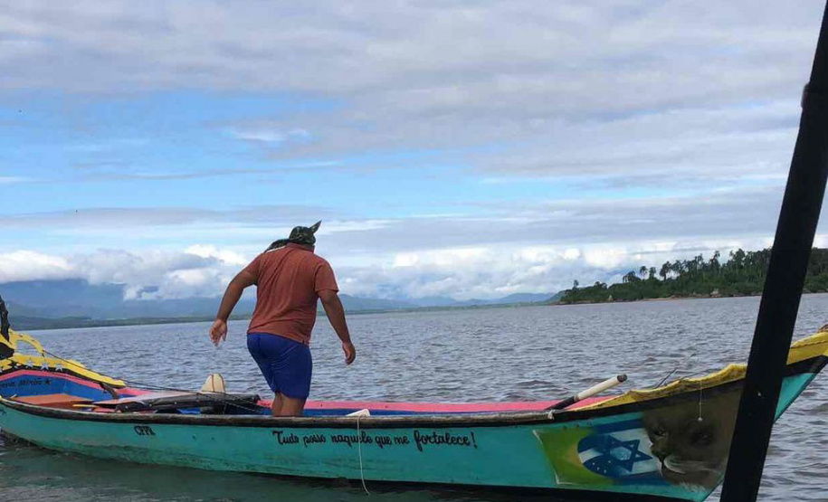 Operação do Instituto Água e Terra (IAT) contra a pesca predatória nas baías de Antonina e Paranaguá.