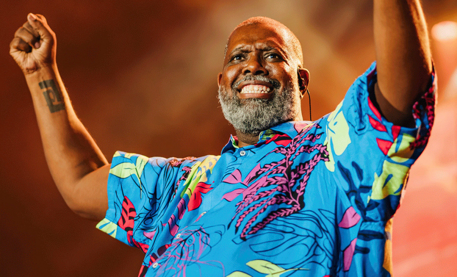 Em Pontal do Paraná, 27 mil pessoas caem no samba com Péricles no Verão Maior