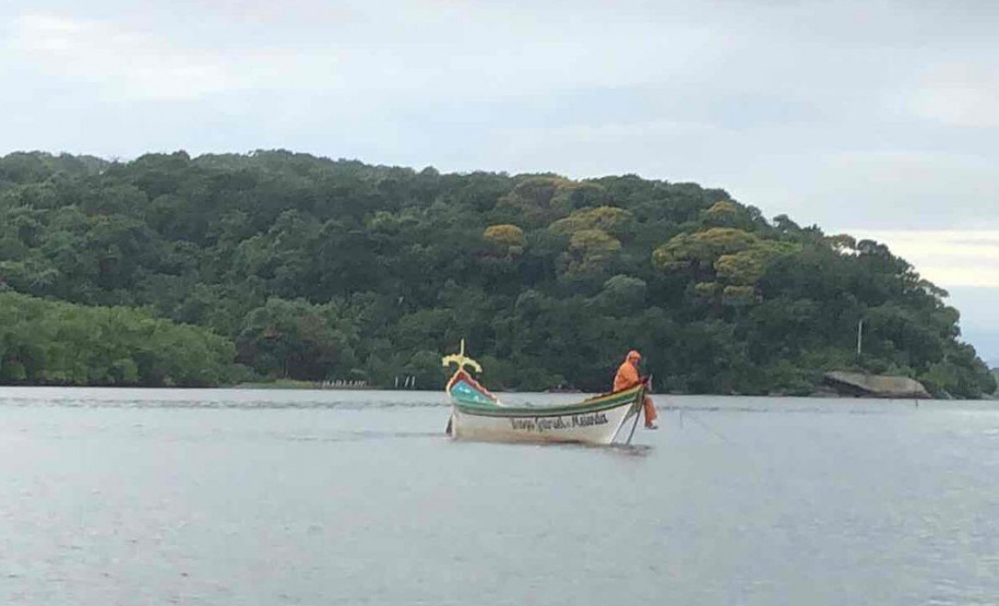 Um dia após a proibição da pesca, agentes do IAT recuperam 13 quilos de camarão em Guaraqueçaba