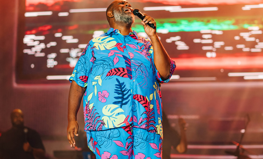 Em Pontal do Paraná, 27 mil pessoas caem no samba com Péricles no Verão Maior