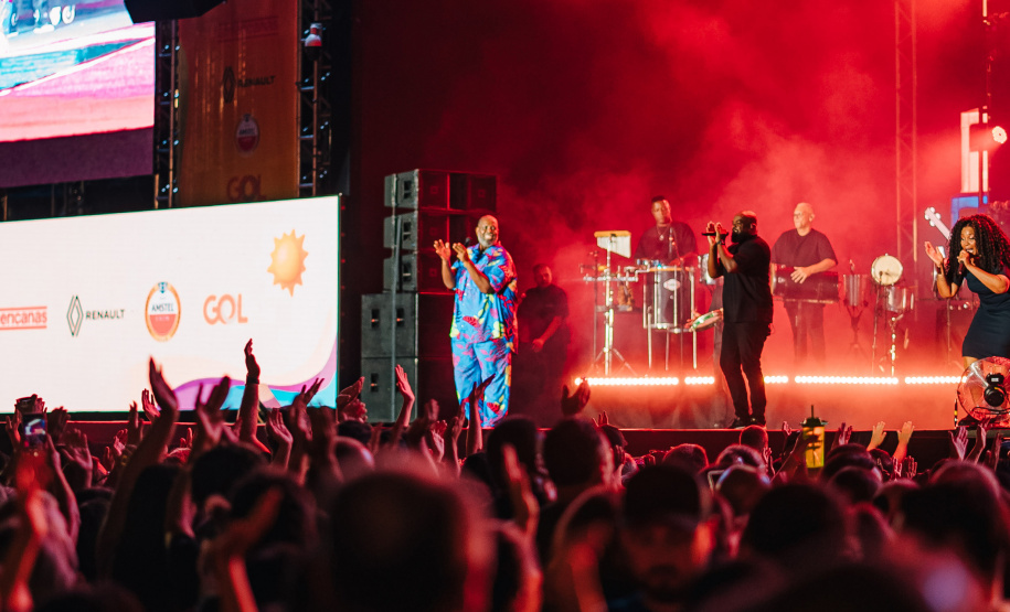 Em Pontal do Paraná, 27 mil pessoas caem no samba com Péricles no Verão Maior