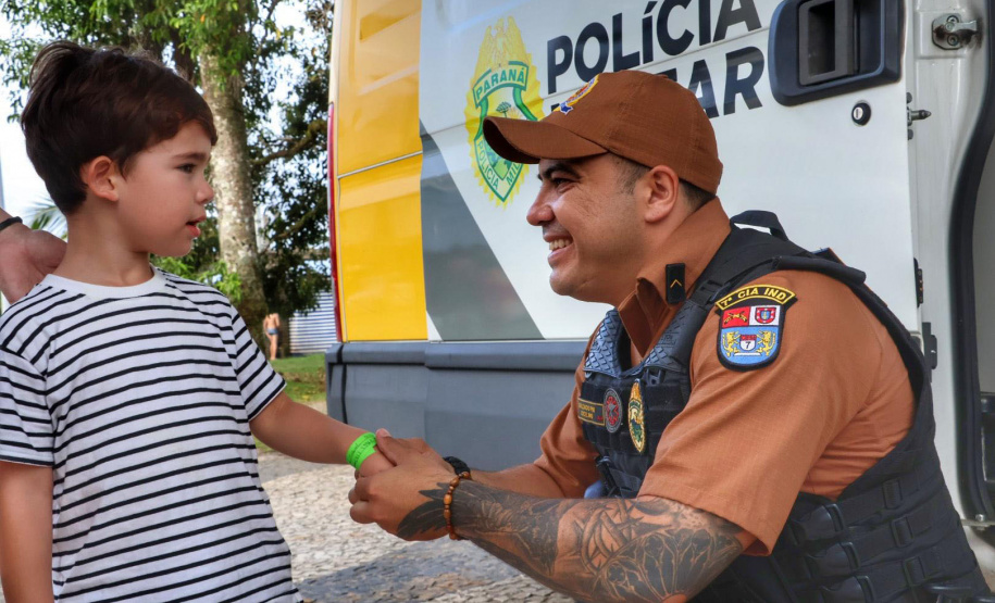 Forças de segurança distribuem pulseiras de identificação durante shows do Verão Maior Paraná