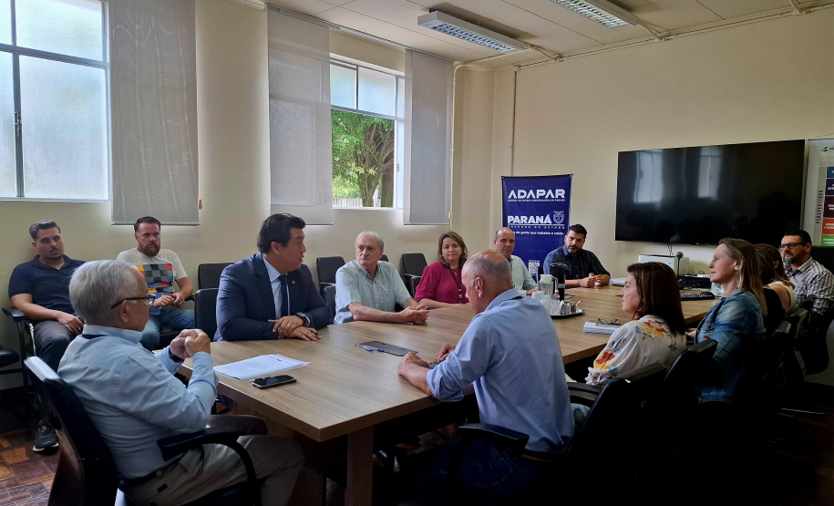 O termo de cooperação foi assinado pelo diretor-presidente da Adapar, Otamir Cesar Martins, e pelo presidente do CRMV-PR, Adolfo Yoshiaki Sasaki Foto: Germano Busato/AT-Adapar