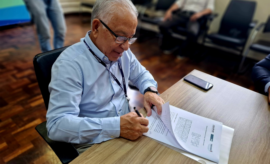 O termo de cooperação foi assinado pelo diretor-presidente da Adapar, Otamir Cesar Martins, e pelo presidente do CRMV-PR, Adolfo Yoshiaki Sasaki Foto: Germano Busato/AT-Adapar